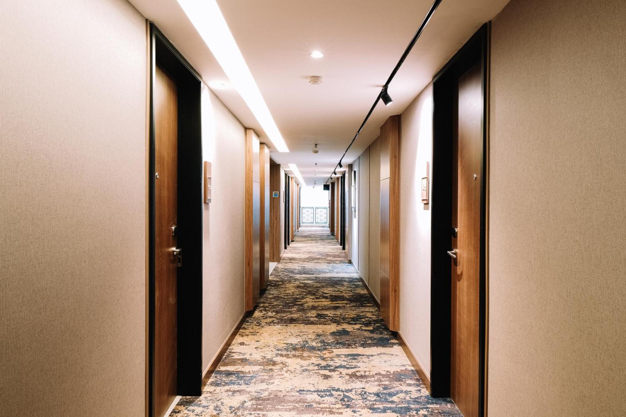 Deka Hotel Surabaya Hr Muhammad Exterior foto