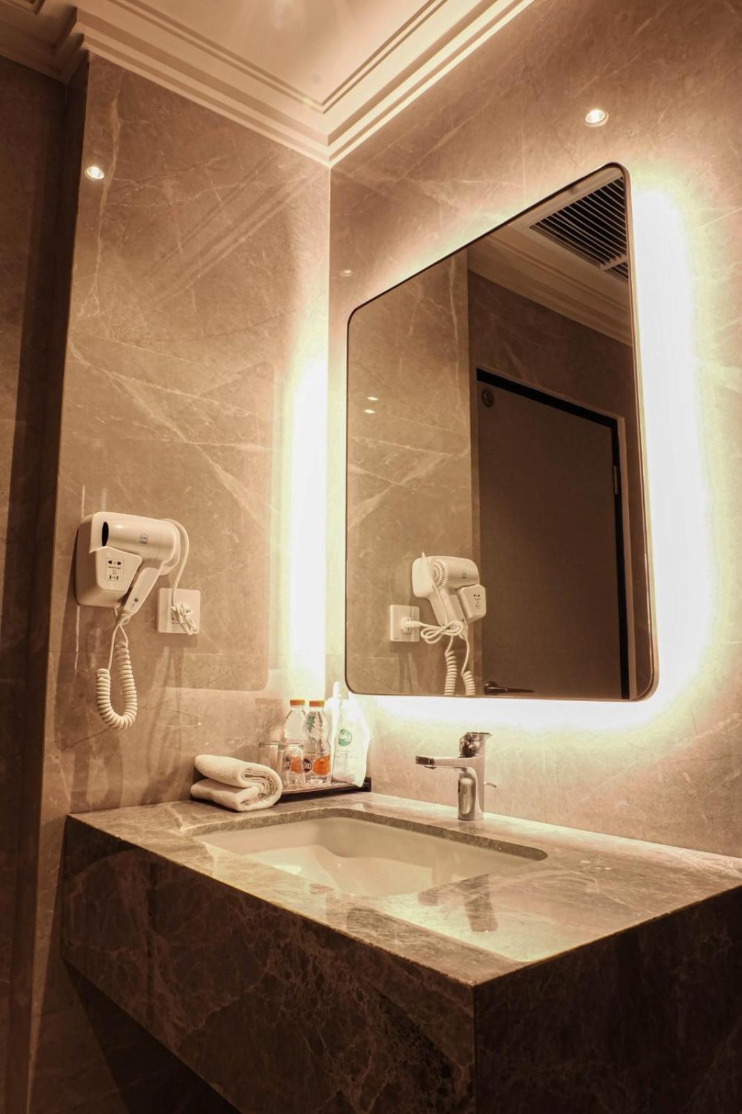 Deka Hotel Surabaya Hr Muhammad Habitación foto