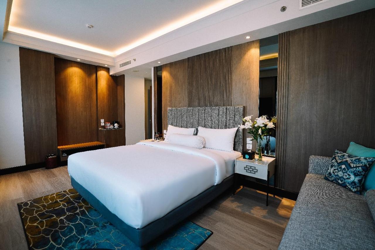 Deka Hotel Surabaya Hr Muhammad Habitación foto