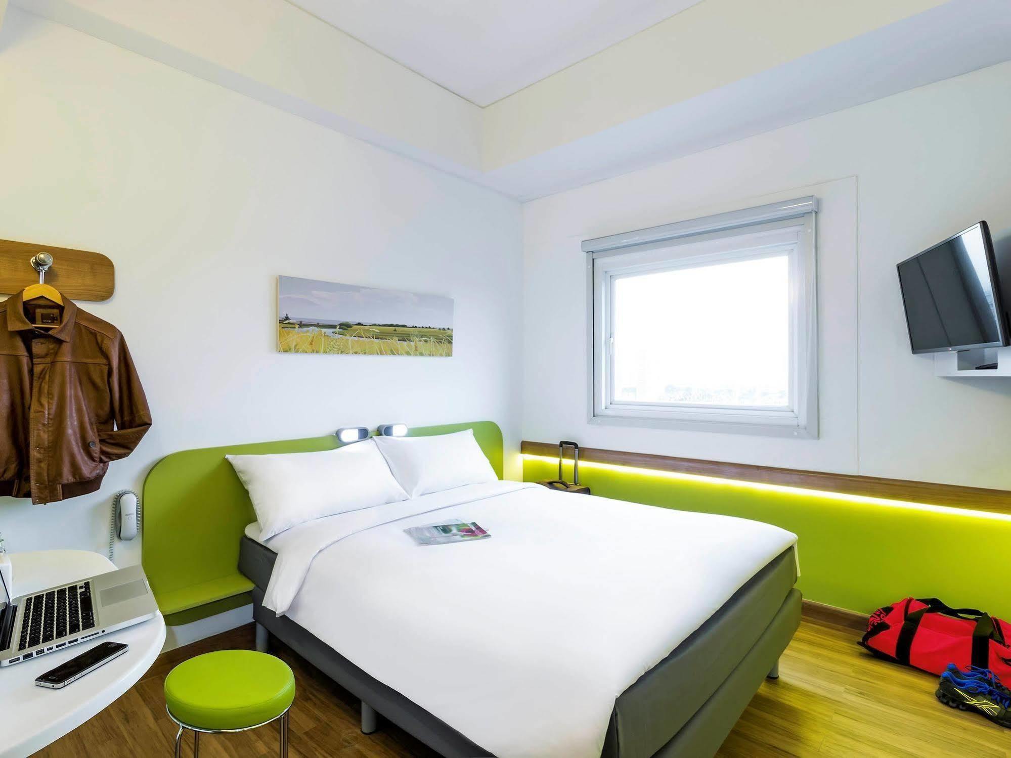 Deka Hotel Surabaya Hr Muhammad Exterior foto